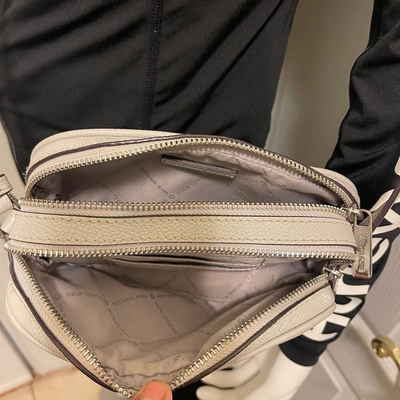 MICHAEL KORS Fulton Small
Light Grey Leather Crossbody
Camera Bag Feminine - Picture 13 of 15